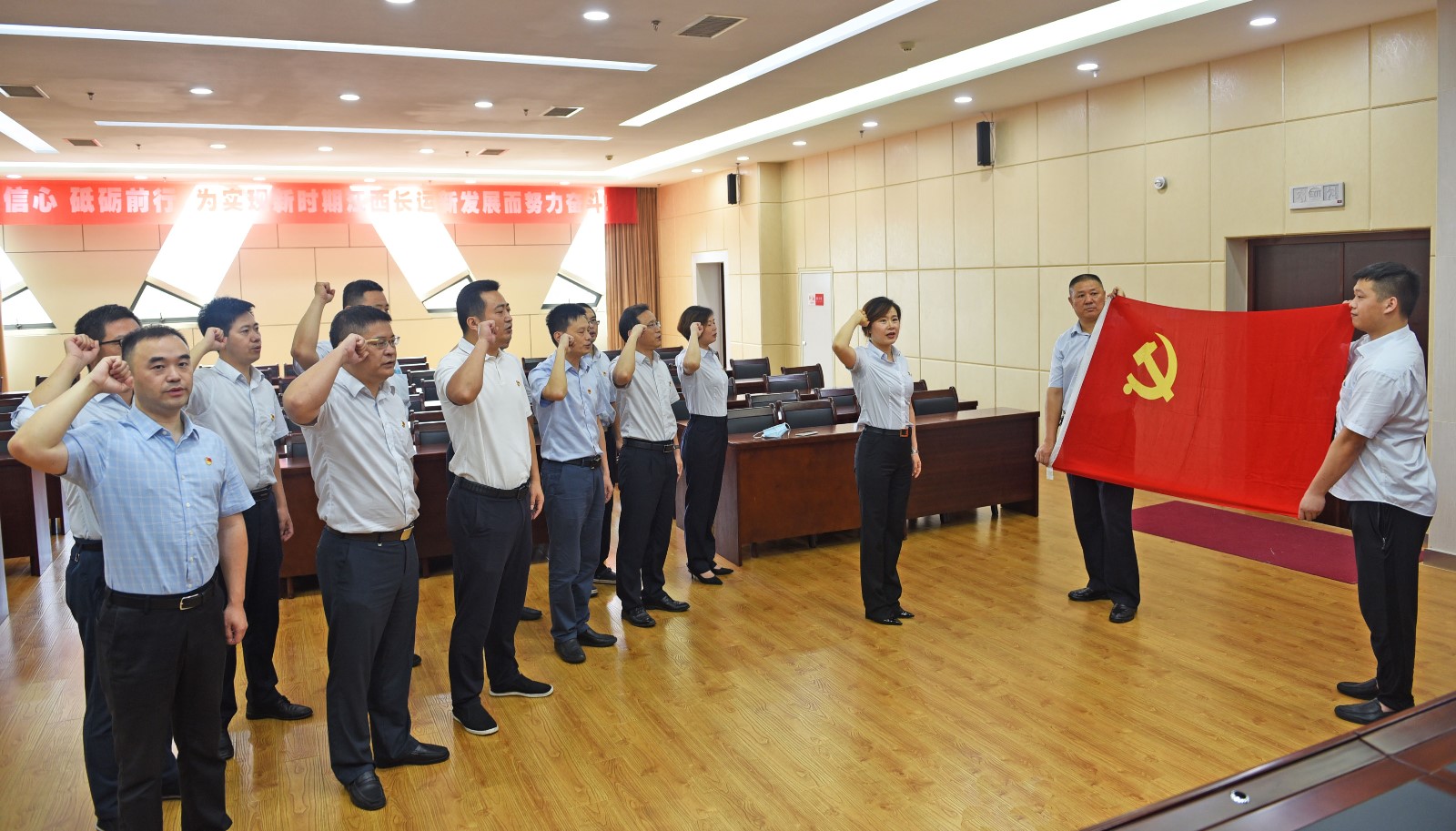 集團(tuán)機(jī)關(guān)支部開(kāi)展“重溫入黨誓詞，堅(jiān)定理想信念”主題黨日活動(dòng)