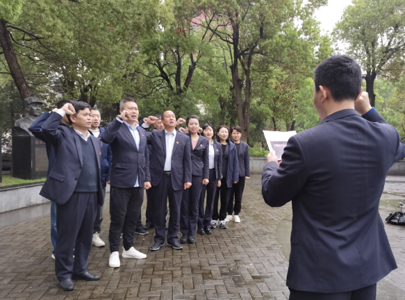 都市城際公交 旅游客運(yùn)分公司黨支部開展“緬懷革命先烈，傳承紅色基因”祭掃活動