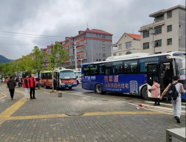 吉安公司：“周五直通車(chē)” 鋪就學(xué)子安心歸途